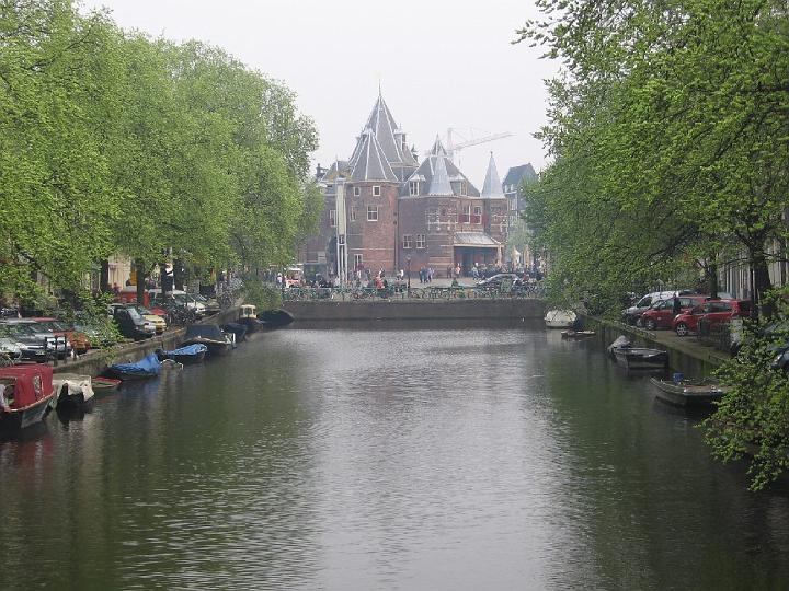 Amsterdam 32.jpg - Diese Bauweise eignete sich allerdings nicht für die Anlage breiter Treppenhäuser und so konnte man Sperriges nur schwer nach oben transportieren.